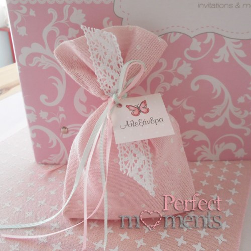 Μπομπονιέρα ροζ πουγκί με καρτελάκι και δαντελίτσα