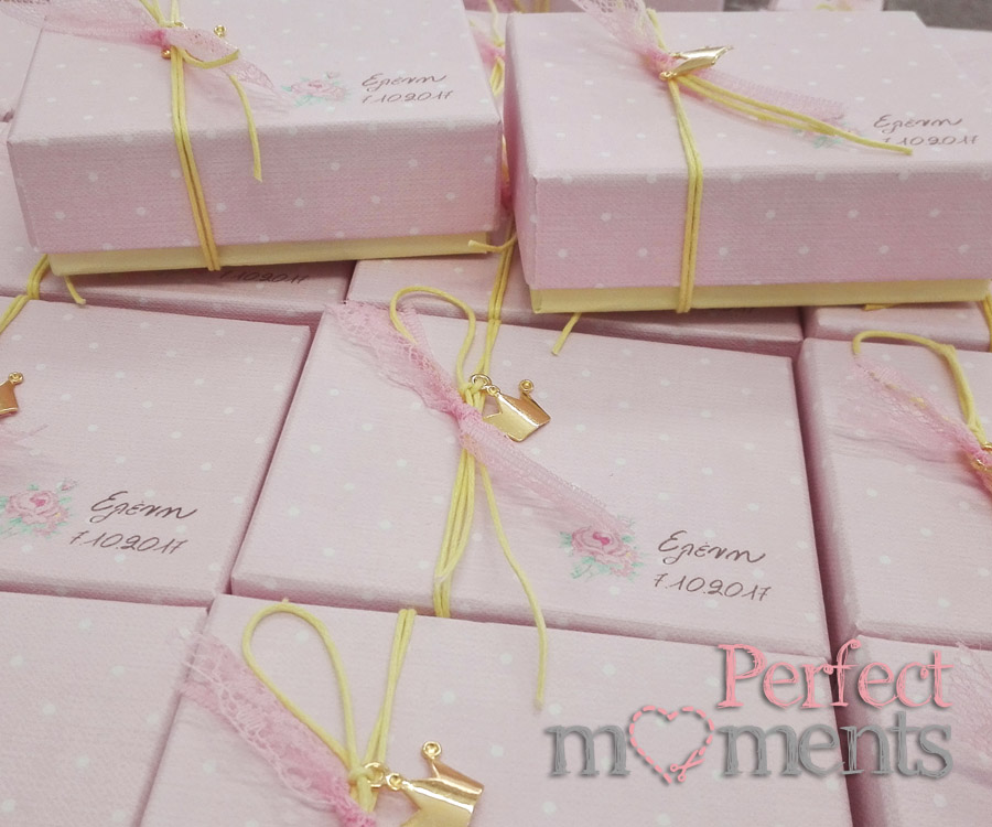 Μπομπονιέρα κουτί ροζ πουά με διακοσμητική χρυσή κορώνα