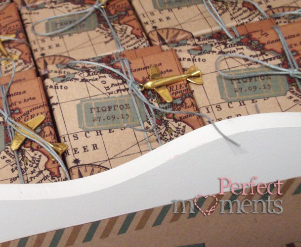 Κουτί με χάρτη και μεταλλικό αεροπλάνο