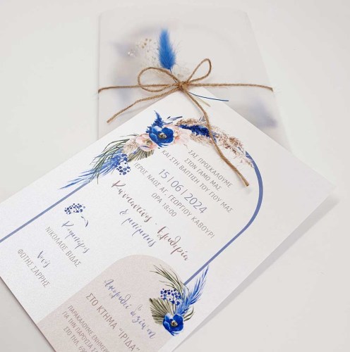 Προσκλητήριο γάμου και βάπτισης μαζί σε boho θέμα με μπλε χρωματισμούς στα λουλούδια, τυλιγμένο σε διαφάνεια και δέσιμο με αποξηραμένα άνθη